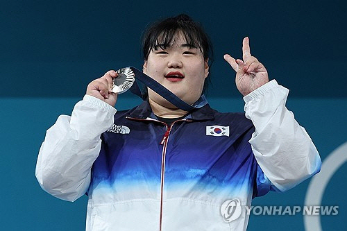 11일(현지시간) 프랑스 파리 사우스 파리 아레나에서 열린 2024 파리올림픽 역도 여자 81kg 이상급에서 은메달을 따낸 박혜정이 시상대에 올라 메달을 들어보이고 있다. [파리=연합뉴스]